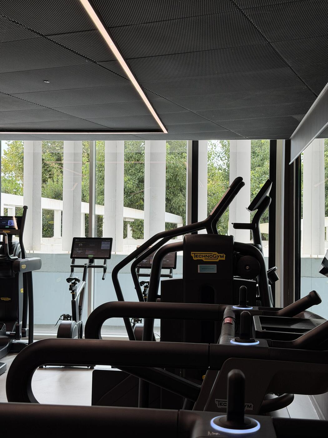 Plateau cardio Technogym du Connecteur, grandes baies vitrées, Biarritz