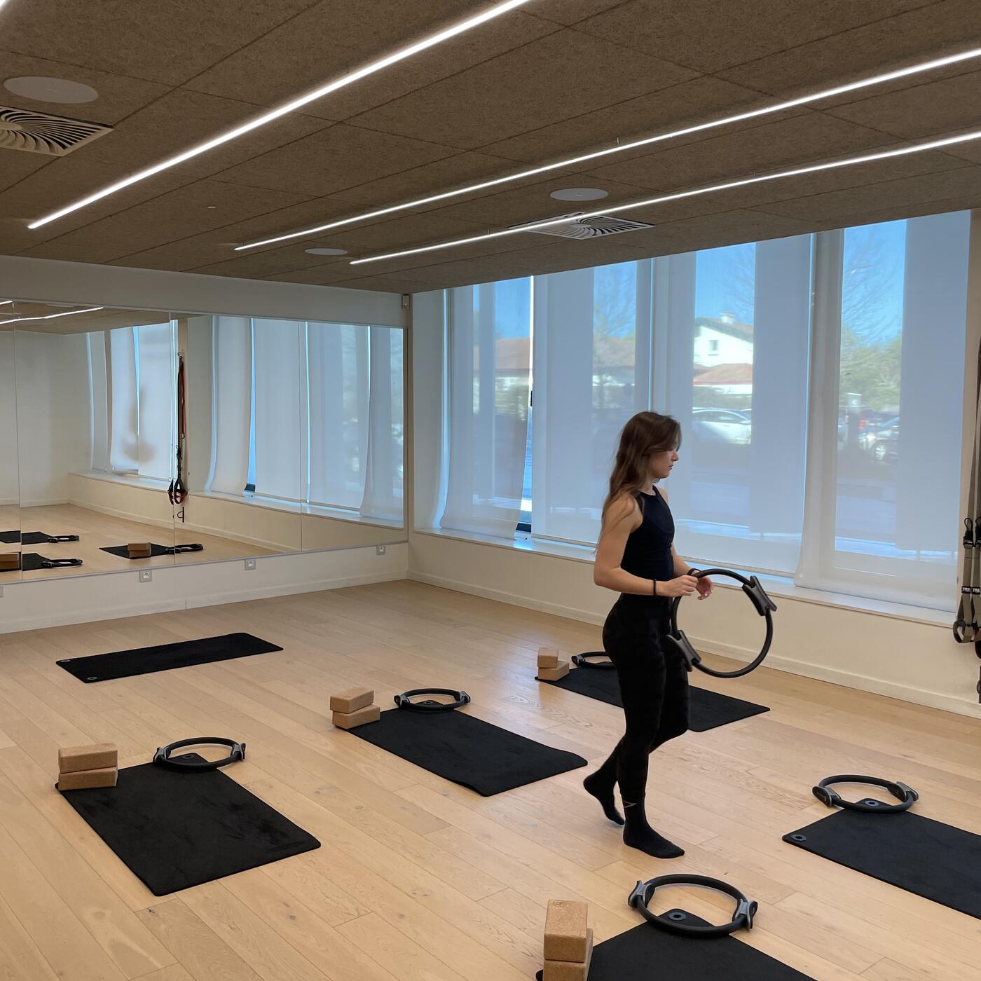 Salle de cours du Connecteur à Biarritz, tapis et cercles Pilates installés