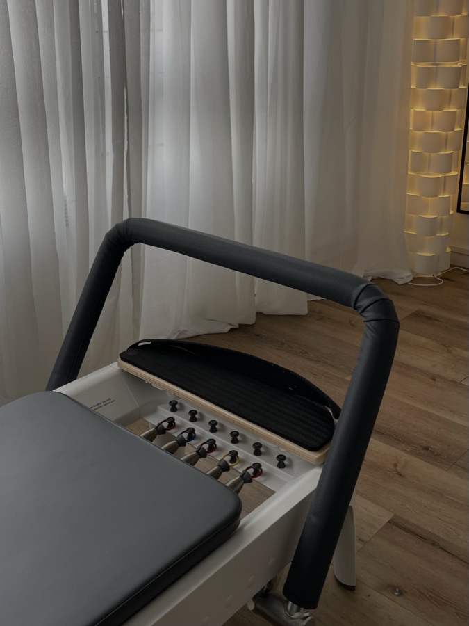 Détail d'une machine Pilates Reformer, studio Barefoot Reformer à Biarritz
