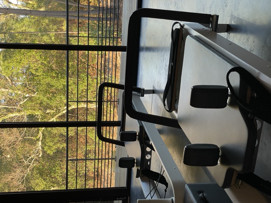 Machines Pilates Reformer dans un studio lumineux à Biarritz